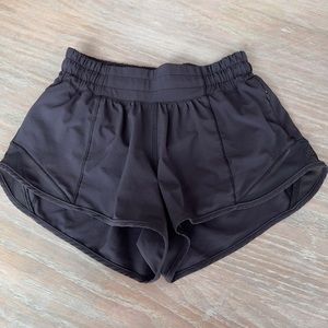 Lululemon Hotty Hot low rise 2.5 inch black shorts